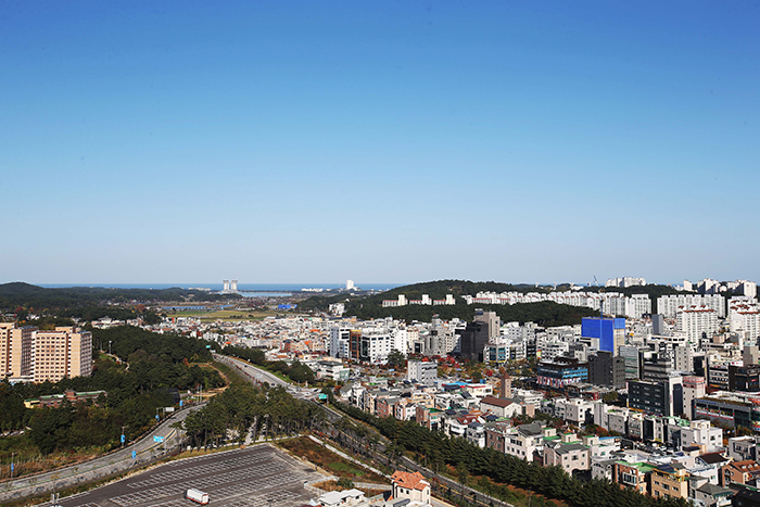 The Olympic Village is near both downtown and the highway onramp. The photo above shows the view of Gangneung-si City from the rooftop of the Olympic Village in the neighborhood of Gyo-dong in Gangneung-si, Gangwon-do Province.